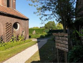 Entrée du petit verger situé à gauche de l'église.