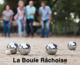 Joueurs de pétanque en action avec leurs boules.