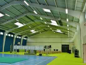 intérieur salle des sports Georges Breux rénové avec revêtement sol multi-sports
