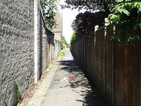 Vu profonde de la ruelle qui la route nationale à la rue des écoles.