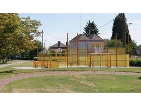 City-stade situé dans le parc.
