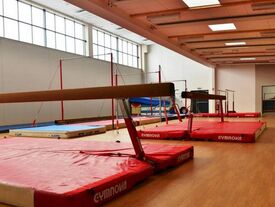 intérieur extension de la salle des sports Georges Breux, côté gymnastique avec des agrès et tapis de réception.