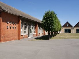 façade avant qui donne sur la cour de récréation et vue en partie de la cantine scolaire.